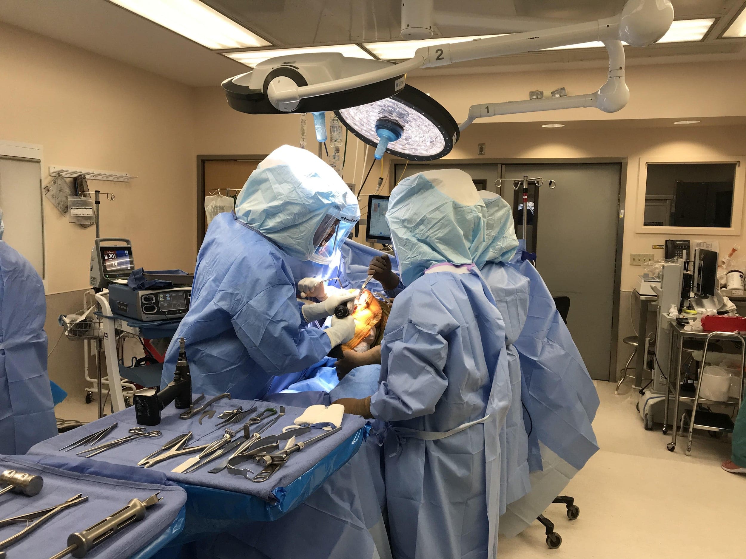 Médicos que realizan la cirugía real Médicos que realizan la cirugía real