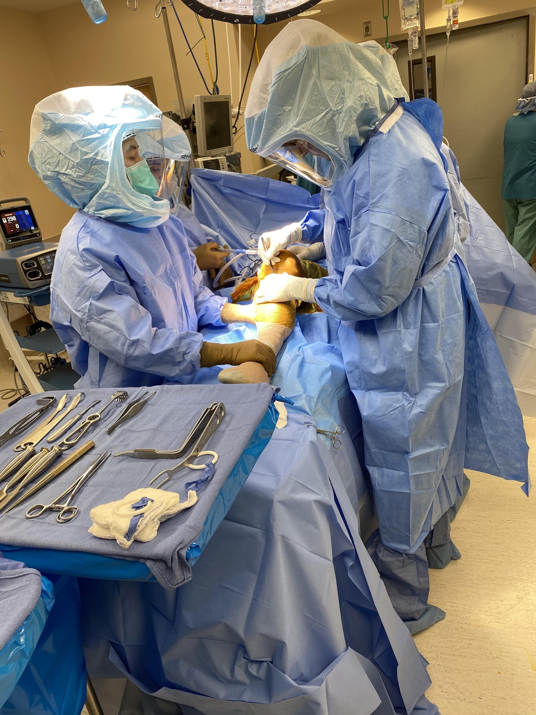 Médicos que realizan cirugías