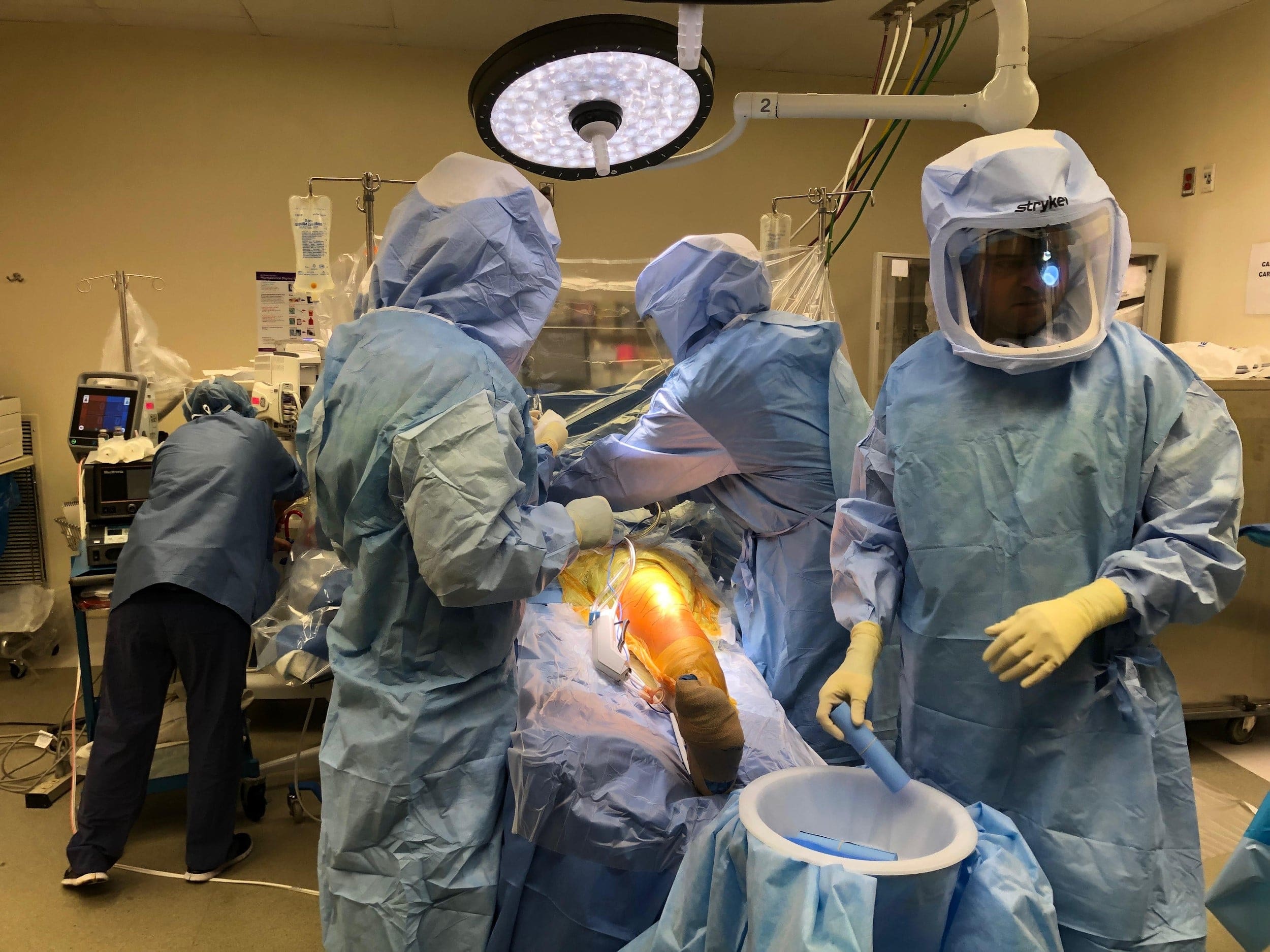 Imágenes reales de los cirujanos que realizaban la cirugía