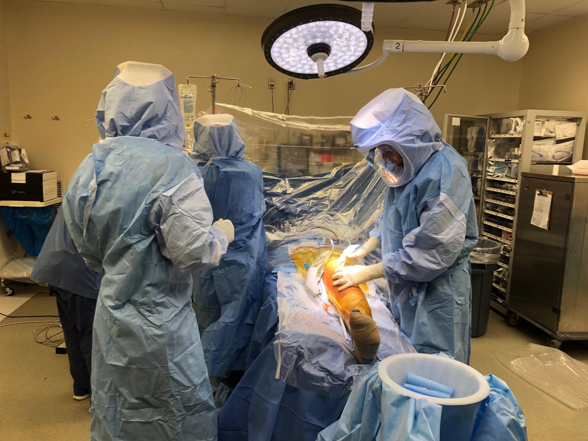 Médicos que realizan cirugías