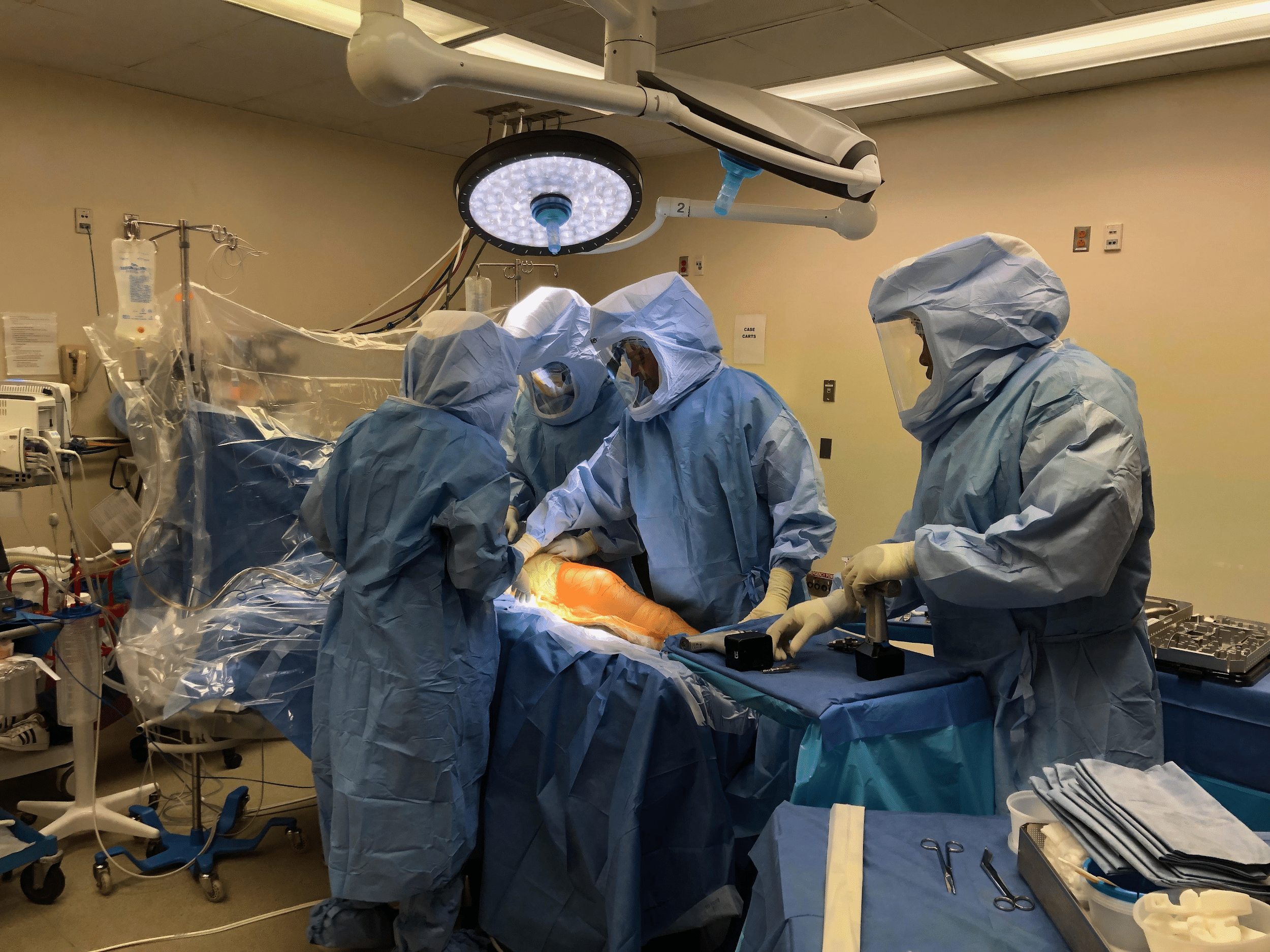 Médicos que realizan cirugías