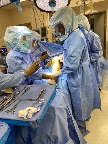 Imagen intraoperatoria que muestra el reemplazo total de rodilla. Imagen intraoperatoria que muestra el reemplazo total de rodilla.